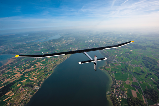 Das Solar-Impulse-Flugzeug «HB-SIA» hat mit 63 m eine ähnliche Spannweite wie ein Airbus A340, mit 1600 kg statt 170 t wiegt es aber über hundertmal weniger. (Foto: Solar Impulse)