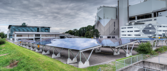 Dünnschichtsilizium-Solarmodule auf dem Gelände des Sauber-Teams in Hinwil ZH. Zusammen mit den Paneelen auf einem Dach liefert die Anlage 155'600 kWh Solarstrom pro Jahr. Wird sich die Elektromobilität dereinst auch in der Formel 1 durchsetzen? (Foto: Sa