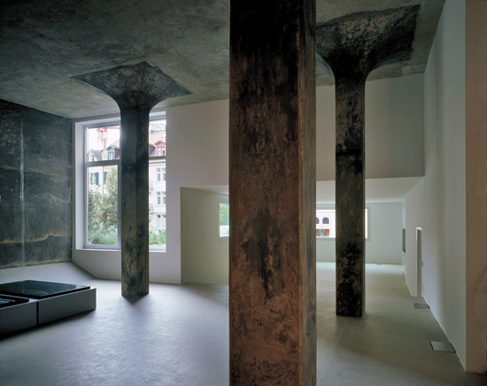 Mehrfamilienhaus B35, Zürich: Ein ehemaliges Reservoir wurde in den Neubau integriert. (Foto: Reinhard Zimmermann)