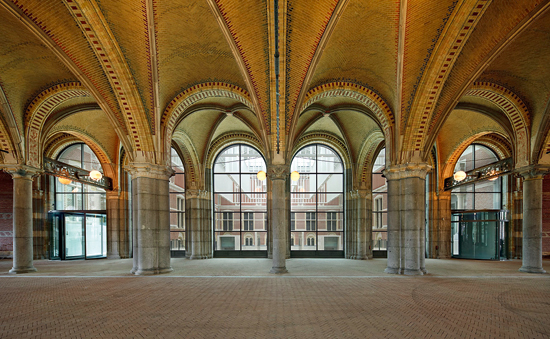 Das durch die Passage früher in zwei Höfe getrennte Atrium senkten Cruz und Ortiz ab: Nun verbindet ein unterirdischer Gang die Patios ­miteinander.
