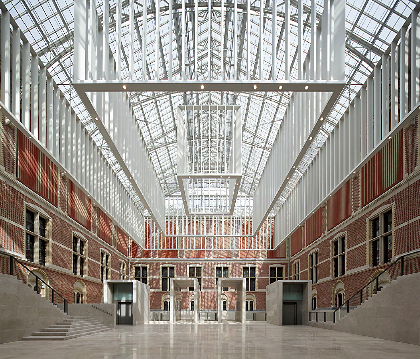 Das Pièce de Résistance war das Atrium. Sein gewölbtes Glasdach ist mit Kronleuchtern bestückt, die die akustische Qualität der Halle verbessern.