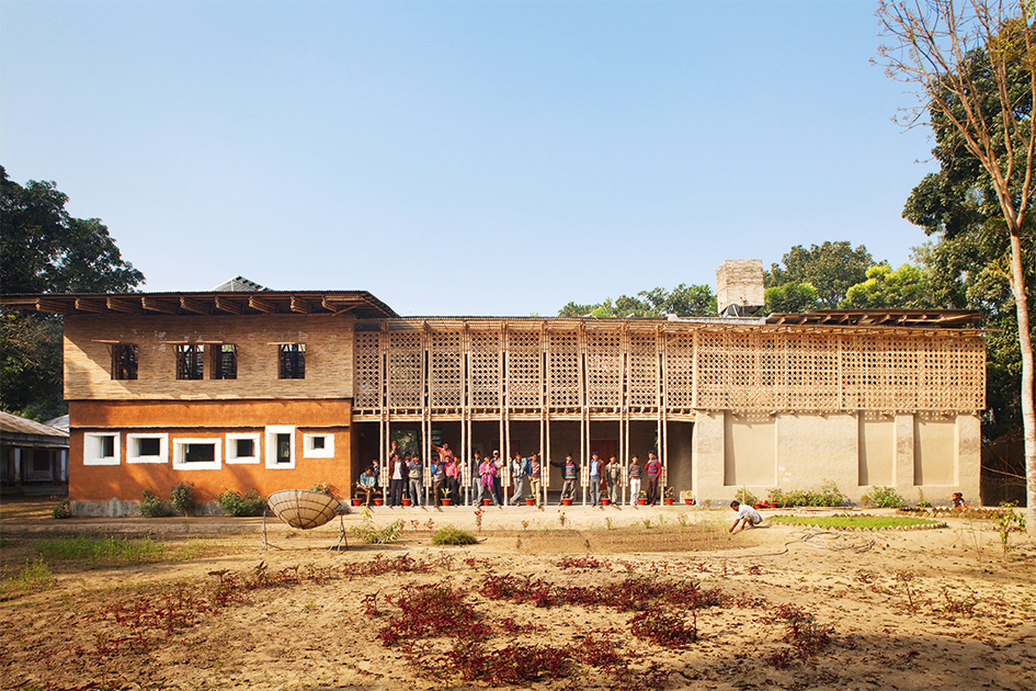 Die DESI-Schule aus dem Jahre 2008 ist eine Neuinterpretation des traditionellen Kleingevierts in Bangladesch. Als neues Modell für das Leben in ländlichen Gebieten bietet sie durch einen Wohn- und einen Schulteil einen verbesserten Lebensstandard für die
