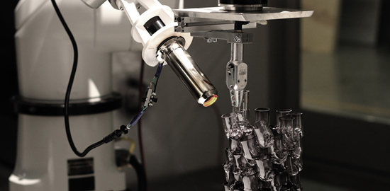 Beim Projekt «Hot Networks» fügten Roboter Plastikröhren zusammen und bearbeiteten sie mit einer Heissluftpistole.