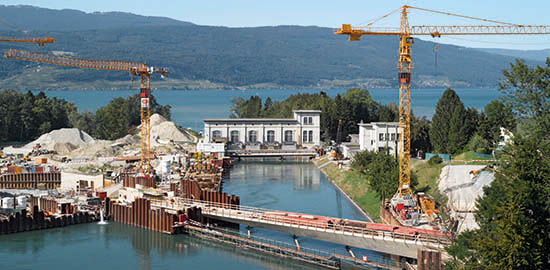 Die Baustelle des Kraftwerks Hagneck am Bielersee. Architekt Christian Penzel und Bauingenieur Martin Valier planten sie mit digitalen 3-D-Modellen, dank denen verschiedene Bauphasen am Computer simuliert werden konnten. Das schafft Sicherheit bei der Bauausführung.