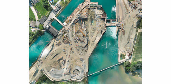 Am bestehenden Hagneckkanal wurde das alte Wehr abgerissen; bis 2015 werden ein neues Wehr sowie ein neues Krafthaus mit zwei Turbinen für die Kraftgewinnung gebaut (rechts). Im alten Kraftwerk (links), das unter Denkmalschutz steht, bleibt nur eine Turbine von ehemals fünf in Betrieb. Weiter entstehen eine Bootstransportanlage zwischen Bielersee und Hagneckkanal sowie ein Umgehungsgerinne für den Fischaufstieg.
