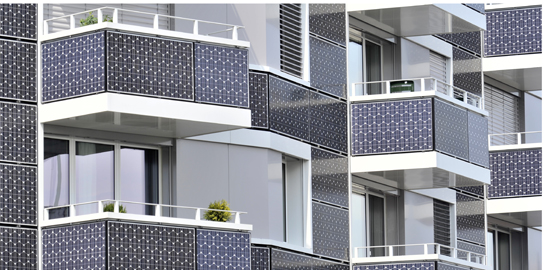 Mehrfamilienhaus in Romanshorn: Die Solarzellen ziehen sich über die Brüstungen der Balkone. (Foto: Viridén + Partner AG, Zürich)