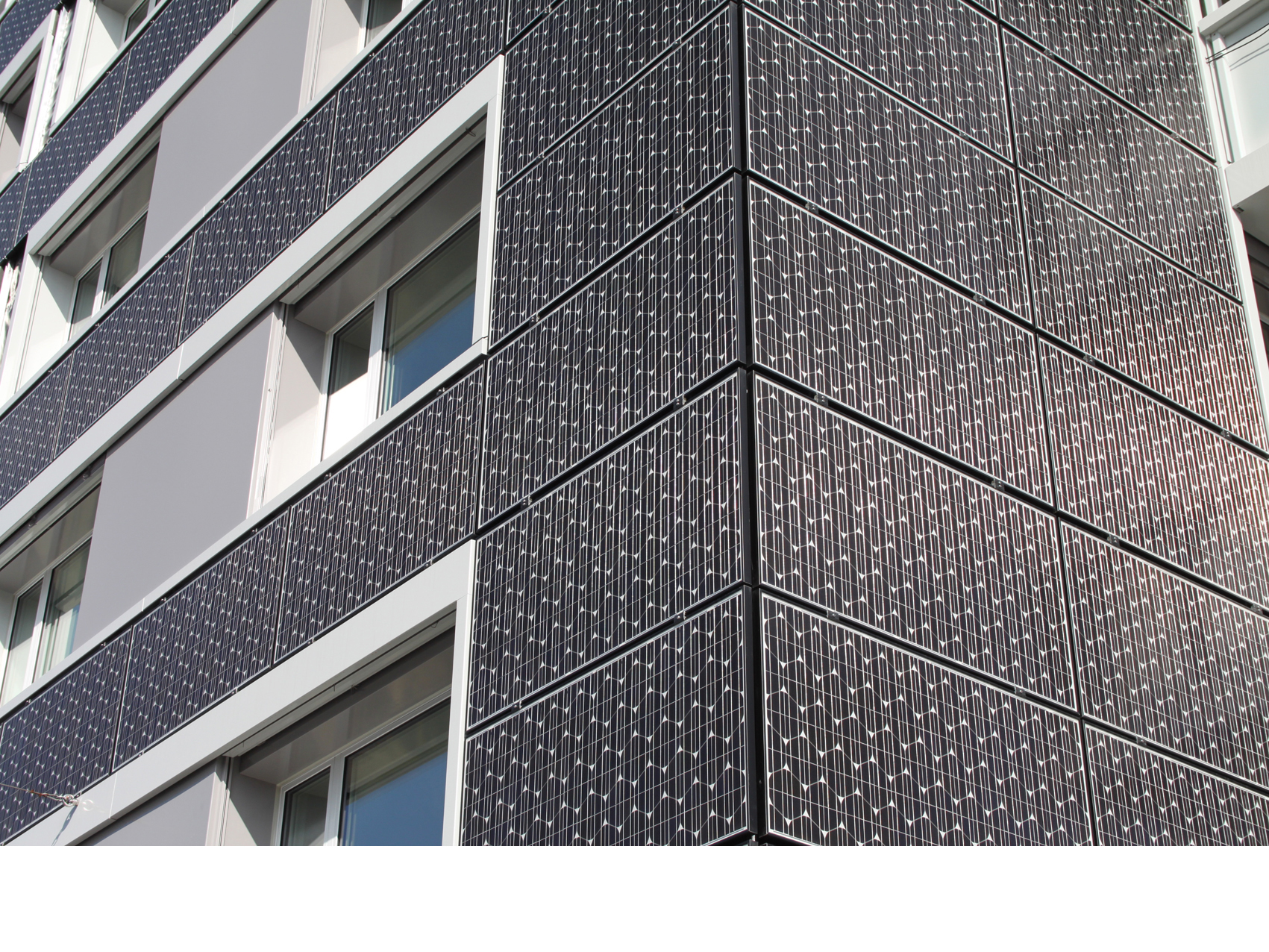 Statt konventioneller Fassadenplatten zieren nun Kristalle die Fassaden und erzeugen Strom. (Foto: Viridén + Partner AG, Zürich)