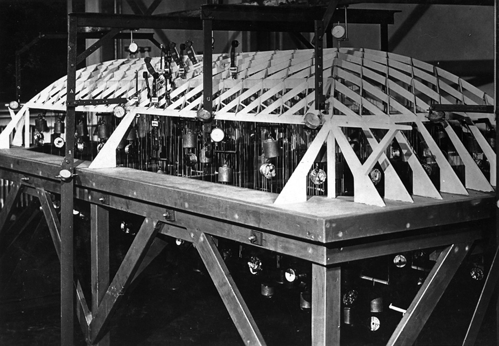 Zelluloidmodell des Tragwerks des Hangars in Orvieto, im Mst. 1?:?37.5 am Politecnico von Mailand, 1935: mit kleinen, an Bändern an den Knotenpunkten der Konstruktion aufgehängten Gewichten belastet, um Dauerlasten zu simulieren. (Foto: Archivio Storico I