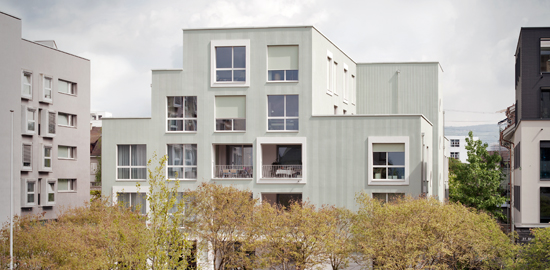 Heutiger Zustand: Alterswohnhaus Neustadt II, Bezug 2013. Die drei ursprünglichen und zwei zusätzlichen Geschosse verschmelzen zu einem neuen Volumen. Architektur: Miroslav ik, Zürich; Tragwerksplanung: Büro Thomas Boyle + Partner, Zürich. Fast zeitgleic