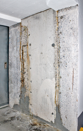 An der Schnittstelle mit dem Nachbargebäude ist der Aussenwandaufbau er­sichtlich: links die schwarze Wanne des Zivilschutzraums. (Foto: js/Red.)