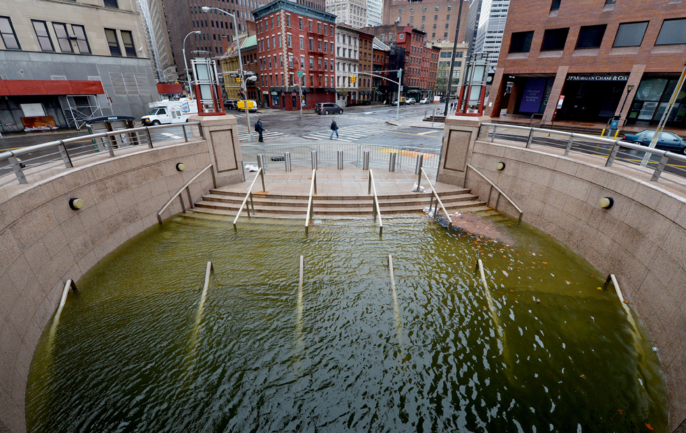 New York nach dem Hurrikan «Sandy». Laut einer Studie nehmen die Risiken für die Metropole massiv zu. (Foto: Keystone/Epa/Justin Lane)