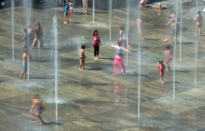 Grün- und Wasserflächen, Schattenzonen und kühle Gebäude sowie eine gute städtische Durchlüftung sorgen für Abkühlung. (Foto: Keystone/Peter Schneider)