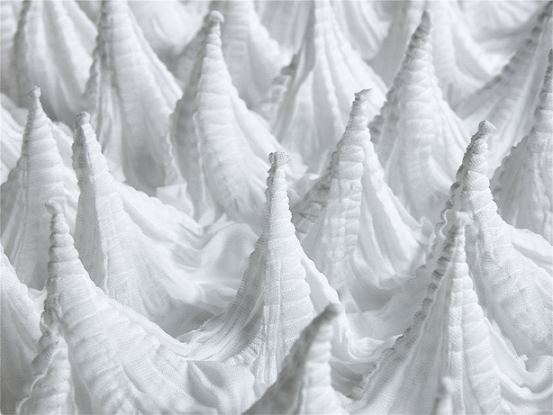 Japanisches Shibori ist eine hoch differenzierte Technik zum Färben von Textilien. Durch Abbinden, Falten etc. werden einzelne Stoffpartien vom Färbeprozess ausgenommen. Manuelle und konzeptionelle Meisterschaft gehen dabei Hand in Hand. (Foto: Suzusan)