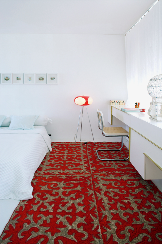 In einem schlichten Interieur wirken die Teppiche als Blickfang. (Foto: Francesca Giovanelli)