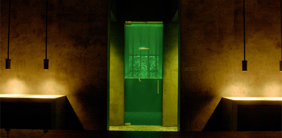 Hamam der Migros im ehemaligen Trafogebäude der ABB in Baden AG, 2007. Es wurden ca. 1000m² Wand mit Terra di Pietra in Grau- und Anthrazittönen sowie Lichtgrün als Kontrast verputzt. Innenarchitektur: Ushi Tamborriello, Baden. (Foto: Jochen Splett)