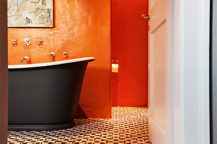 Badezimmer mit Wand aus Tadelakt, Privathaus in Küsnacht ZH, Umbau 2008/2009. Architektur: Greco?+?Kubli, Küsnacht. (Foto: Christine Bärlocher)