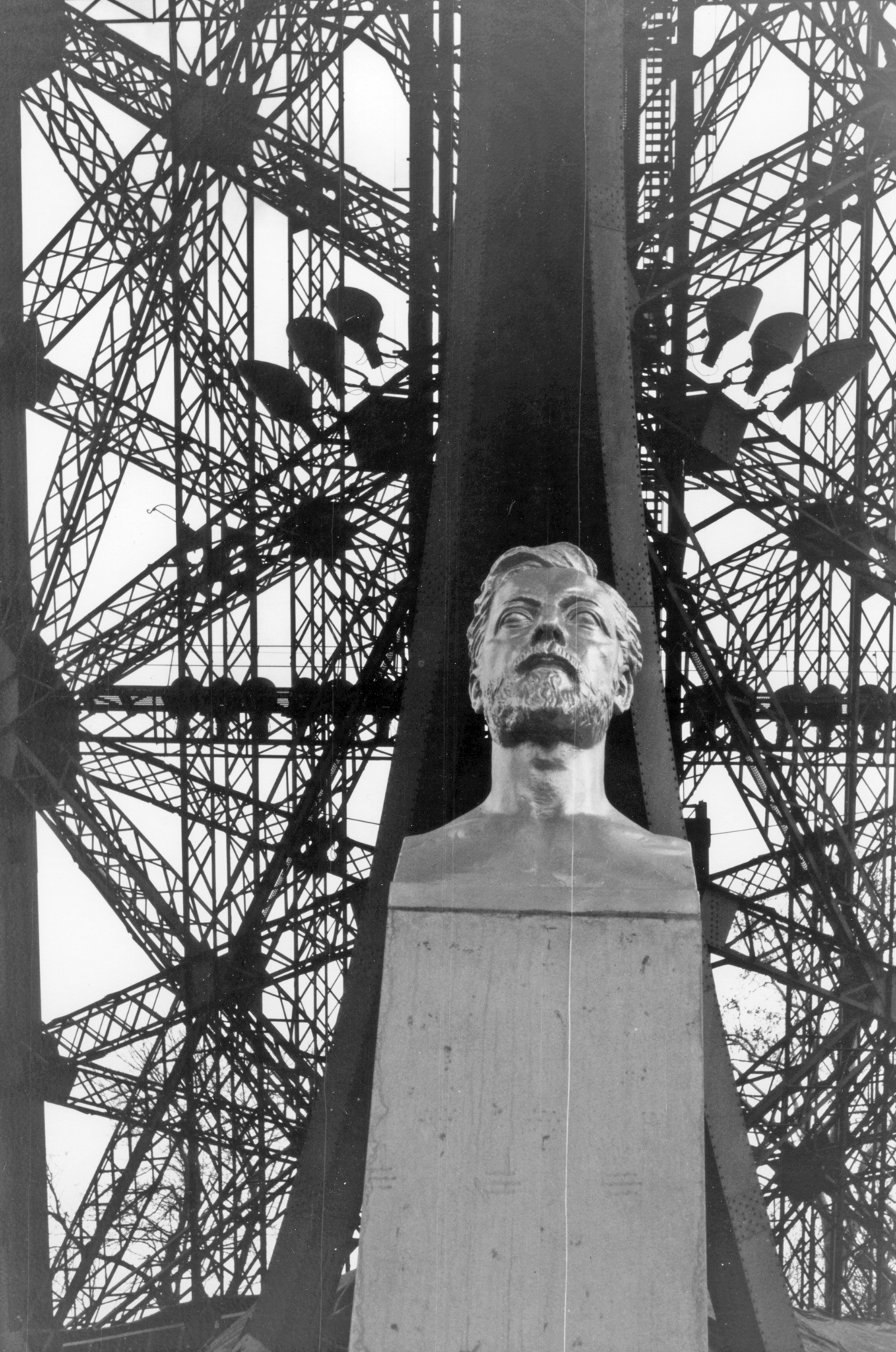 Die Porträtbüste von Gustave Eiffel am Fusse des Turms stammt vom Bildhauer Gustave Crauk (827-1905). (Bild: Autor)