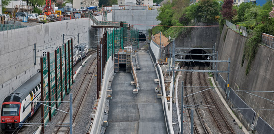 Das Foto zeigt den Stand der Arbeiten an den Portalbauwerken Anfang 2013: Das alte, gemauerte Portal des Wipkingertunnels ist bereits nicht mehr zu sehen. Das neue Portal (hinten Mitte) ist in die Sichtbetonwand des neunstöckigen Rettungs- und ­Technikgeb
