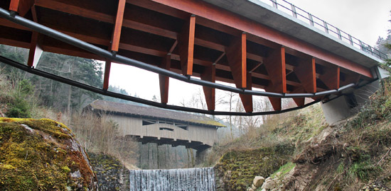 Die denkmalgeschützte Holzbrücke und die neue Brücke von 2012 nehmen mit ihren beiden Bögen Bezug zu einander: Der neue Brückenträger mit Unterspannung ist das statische Spiegelbild des Druckbogens der alten Holzbrücke. (Foto: Clementine van Rooden)