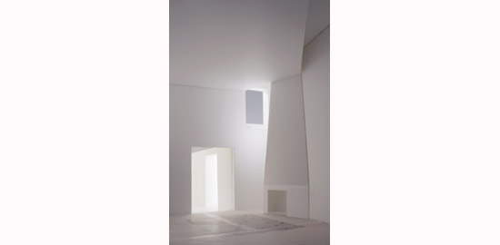 Arbeitsmodell für ein Haus in Cadaqués, Spanien. Das Architekturbüro Sergison Bates aus London und Zürich hat es von 2008 bis 2011 erstellt. Die Wirkung von komplexen Räumen lässt sich nur im analogen Modell adäquat untersuchen insbesondere wenn das Lic