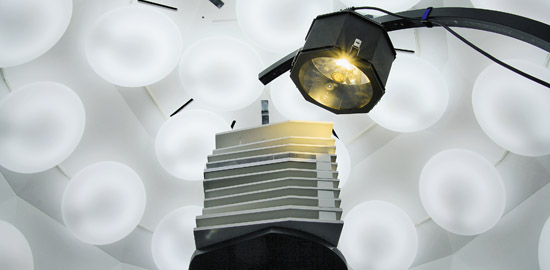 Das Modell unter dem Tageslichtdom. Der Aufbaustrahler simuliert den direkten Sonneneinfall. (Foto: Reflexion)
