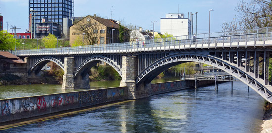Blick flussabwärts auf die instandgesetzte Limmatbrücke. (Foto: Stadt Zürich)