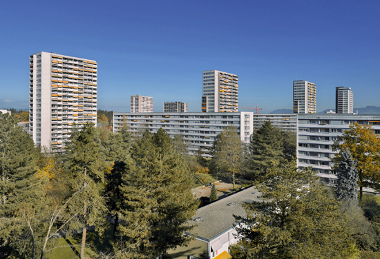 Die Siedlung Tscharnergut im Westen von Bern soll etappenweise so saniert werden, dass sie weiterhin günstigen Wohnraum anbieten kann. An einem der Gebäude wird das Vorgehen exemplarisch erprobt. (Foto: Architekturfotografie Gempeler, Bern)