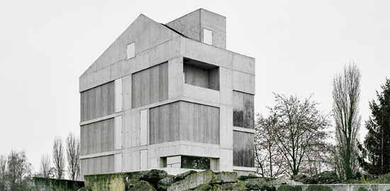 Die Fensterläden fügen sich diskret in die Fassade mit den Fertigbetonelementen und dem Ortbeton dazwischen. Einzig der Kontrollraum im Ergeschoss ist verglast. (Foto: Rasmus Norlander)