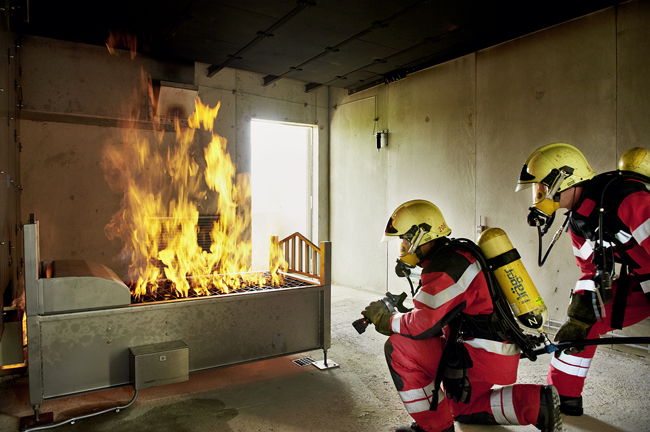 Im neuen «Brandhaus II» hinterlassen die Gasflammen keine Spuren. In alten holzbefeuerten Brandhäusern entstand reichlich Russ, der sich an den Wänden ablagerte. (Foto: Theodor Stadler)