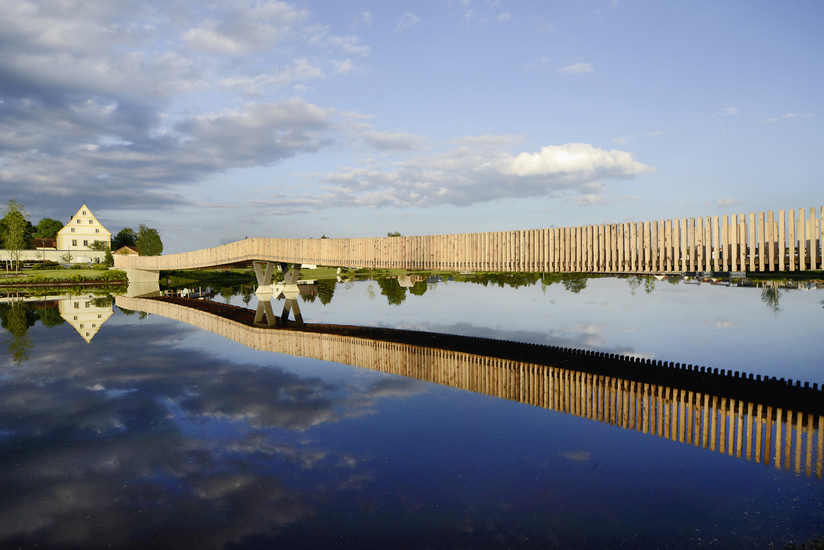 Keine Auszeichnung für die Max-Gleissner-Brücke im oberpfälzischen Tirschenreuth. Die Jury sah sah erhebliche Mängel beim baulich-konstruktiven Holzschutz; Architektur: Annabau Berlin, Tragwerksplanung: Schüssler Plan, Berlin. (Foto: Büro Schüssler Plan,
