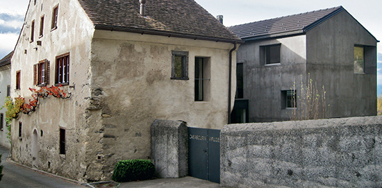 Verdichten durch Anbauen in Fläsch GR: Der Altbau bleibt erhalten, Kurt Hauensteins angebaute «Casascura» fügt ihm moderne, grosszügige Wohn- und Atelierräume an und nimmt traditionelle Gestaltungselemente auf.
