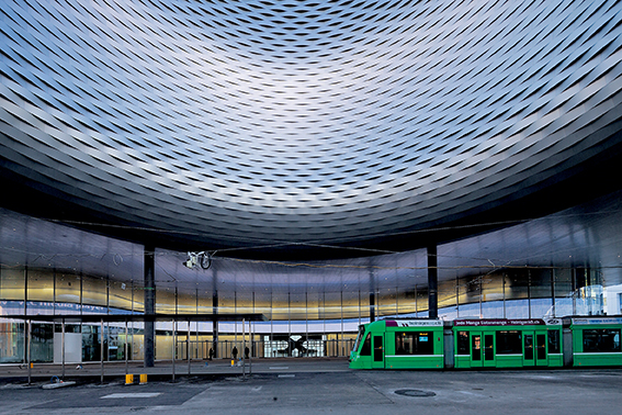 City Lounge: Ursprünglich waren zwei asymmetrisch platzierte Lichtöffnungen vorgesehen, die Redimensionierung brachte einen 30m grossen zentralen Lichthof. Herzog?&amp;?de Meuron entwarfen dafür ein dezentes Tramhäuschen. (Bild: Iwan Baan)