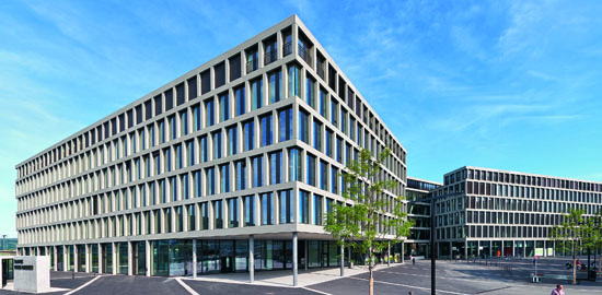 Die beiden Volumen des Neubaus der FH Nordwestschweiz am Bahnhof Brugg. Von aussen lassen sie nicht erahnen, was hinter ihrer Fassade steckt es könnte genauso gut ein Spital, ein Hotel oder eine Stadtverwaltung sein. (Foto: René Rötheli)