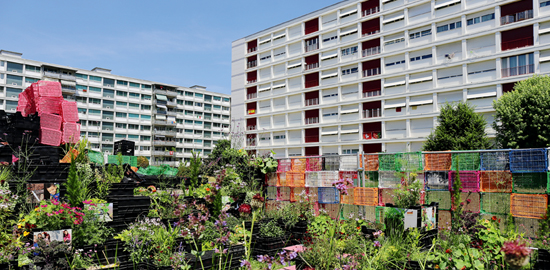 Label Cité: Eine neue Aufgabe für den Stadtraum der Moderne postuliert diese bunt bepflanzte Harassenburg in Onex Cité bei Genf. (Foto: Ruedi Weidmann)