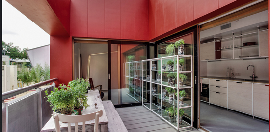 Das Siegerprojekt «RhOME» funktioniert passiv: Die Fenster sind so angeordnet, dass Querlüften möglich ist. (Foto: Solar Decathlon Europe 2014)