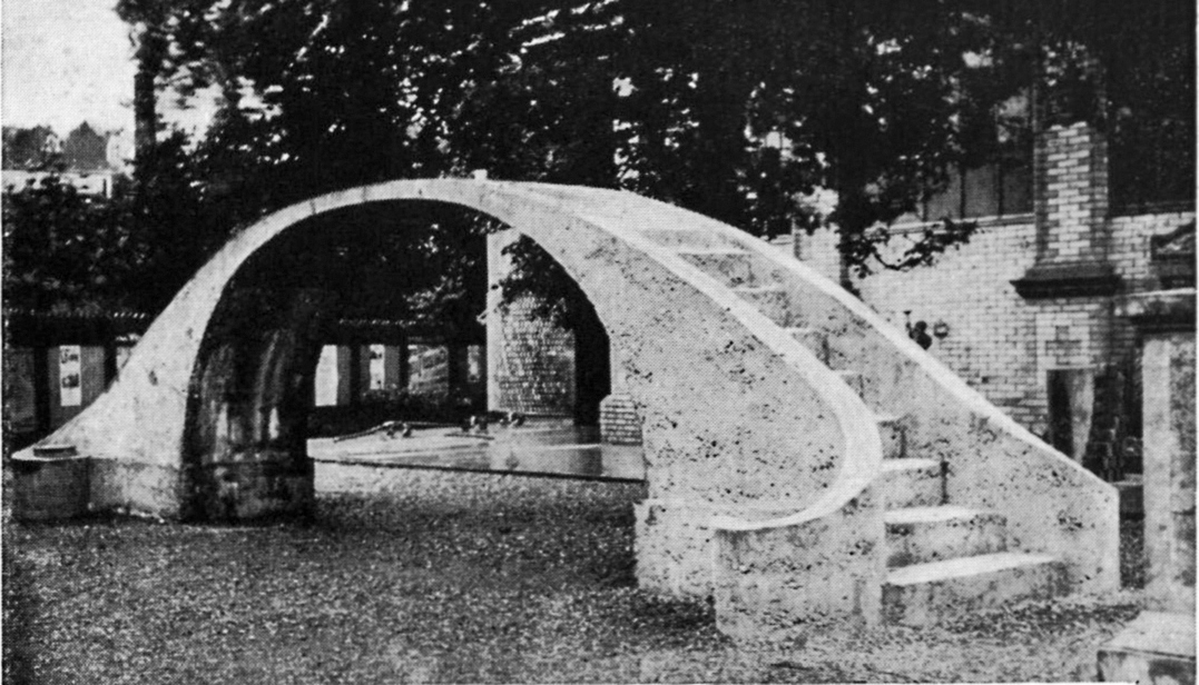 Betonbrücke aus Portlandzement des Zementherstellers Robert Vigier, Schweizer Landes­ausstellung in Zürich (1887). Die Firma R. Vigier in Luterbach gilt als erster Portlandzementhersteller der Schweiz. Die Betonbrücke mit 12cm Scheitelstärke spannt 6m wei