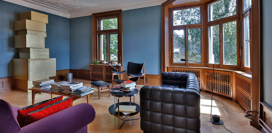 Die Farben der Wände wählten die Bauherren mit viel Gespür für die Atmosphäre der Räume. (Foto: Hanspeter Schiess)