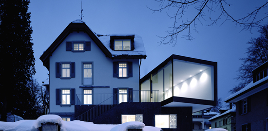 Form und Farbe des Anbaus gaben zu reden: Bevor die Bewilligung erteilt wurde, musste sich der Sachverständigenrat der Stadt damit beschäftigen. (Foto: fg architektur)