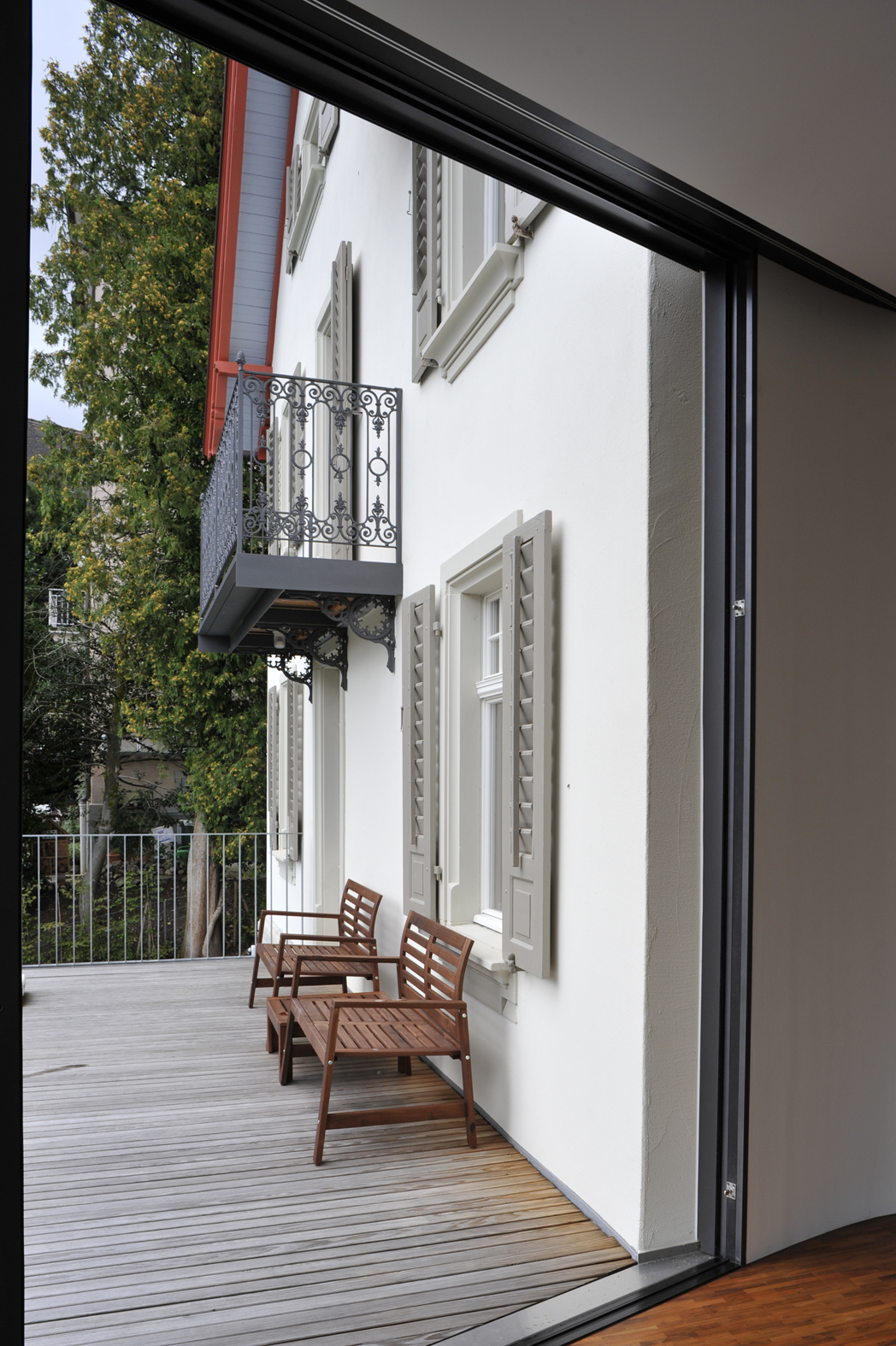 An der Nahtstelle zwischen Bestand und Anbau stossen die beiden Architektursprachen aufeinander. (Foto: Marko Sauer)