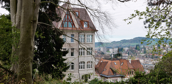 Der Giebel ist verglast, die Gauben nehmen die Farbe des Zierriegels auf. Die Kunststofffenster der Zwischengeschosse bleiben vorerst. (Foto: Thomas Stöckli)