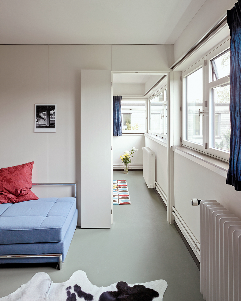 Dank der neuen Falttür an der Fassade ist das Bandfenster im Obergeschoss in seiner ganzen Länge zu sehen. (Foto: Roland Bernath)