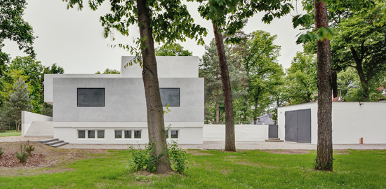 Das Meisterhaus Gropius bildet den Auftakt zur Siedlung. (Foto: Christoph Rokitta, 2014, Stiftung Bauhaus Dessau)