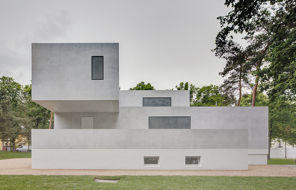 Der Neubau des Direktorenhauses Gropius: Auf der Gartenseite kragt das Obergeschoss frei aus. (Foto: Christoph Rokitta, 2014, Stiftung Bauhaus Dessau)