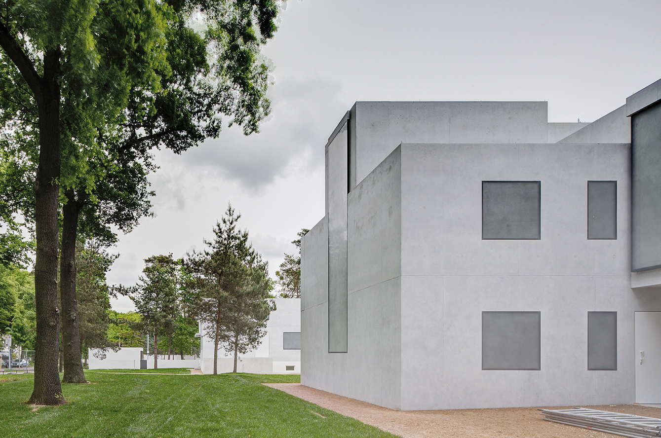 Der Neubau Moholy-Nagy ergänzt das Meisterhaus Feininger. (Foto: Christoph Rokitta, 2014, Stiftung Bauhaus Dessau)