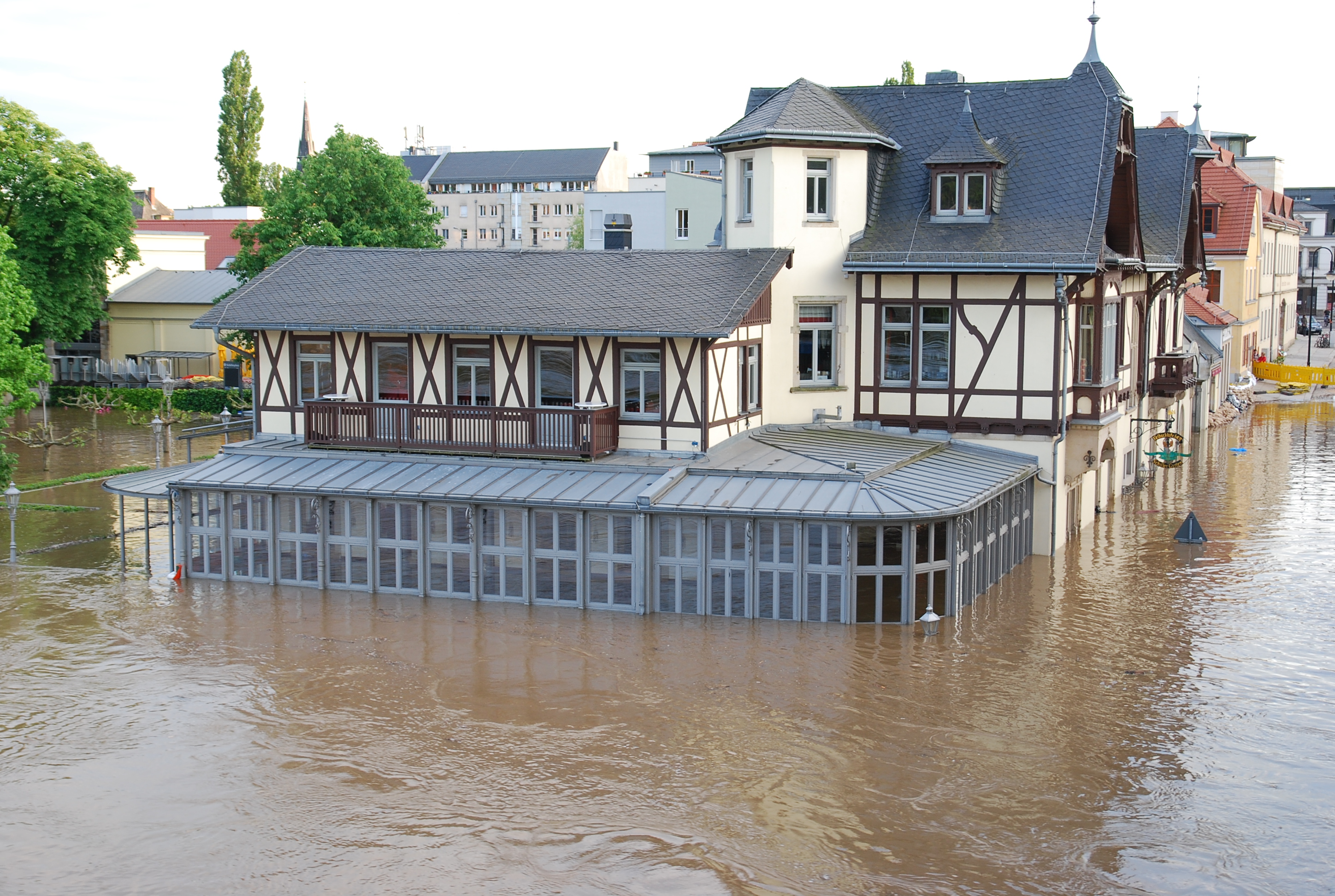 Hochwasser in Dresden-Blasewitz im Juni 2013. Die Elbe fliesst mitten durch den historischen Stadtkern.