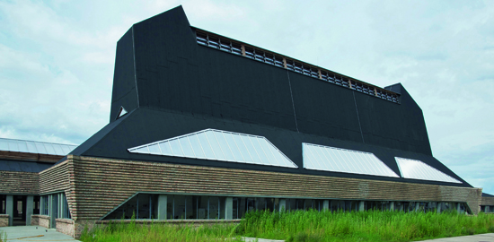 Die Färberei der Hutfabrik in Luckenwalde (1923) von Erich Mendelsohn. Die eigenwillige Form des Dachs ist prädestiniert dafür, zum Nachdenken über den Umgang mit Vorbildern anzuregen. (Foto: Carsten Krohn)