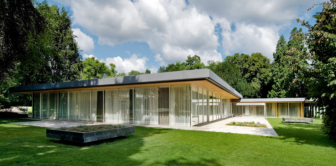 Der Bungalow verkörperte in den 1960er-Jahren in Deutschland den idealen Wohntypus nach nordamerikanischem Vorbild. Architekt Sep Ruf kannte und schätzte die kalifornischen Case Study Houses und adaptierte sie für mitteleuropäische Verhältnisse.