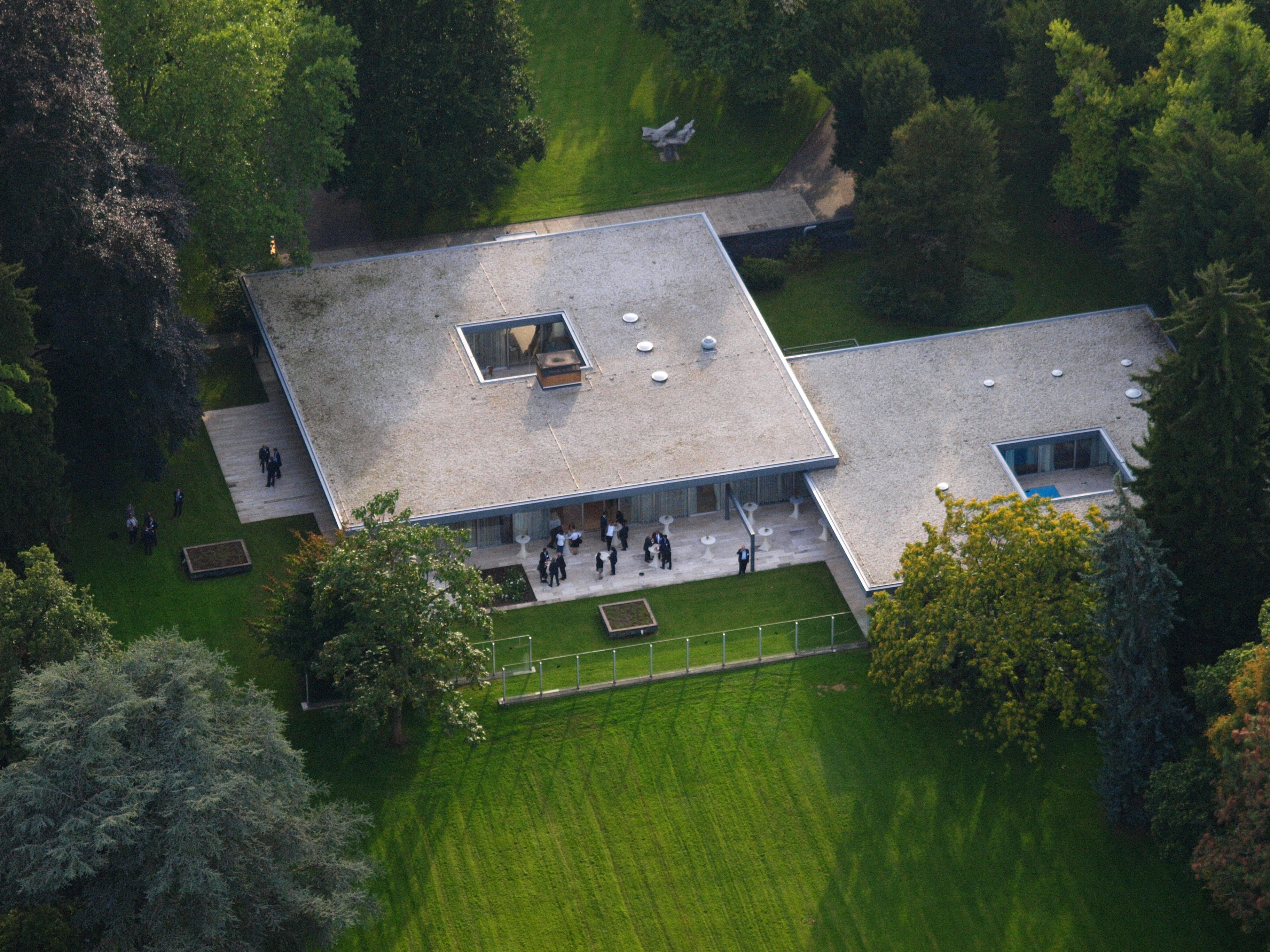 Bungalow aus der Vogelperspektive (2010). Links der repräsentative Teil, rechts der private.