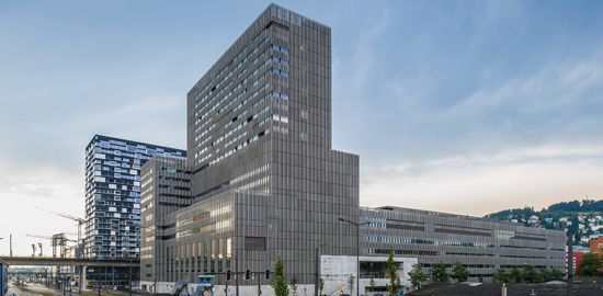 Das Toni-Areal mit dem neu aufgestockten Wohnturm an der Pfingstweidstrasse bleibt ein prägendes Element in Zürich West. (Foto: 2014 ZHdK)