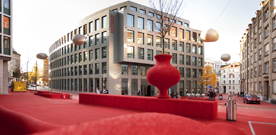 Die «stadtlounge» in St. Gallen bietet als Platz die Interpretation eines Innenraums, inklusive Möbeln unter rotem Kunststoffgranulat.